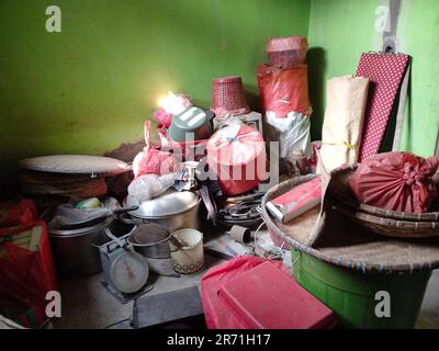 La maison de ma grand-mère est en cours de rénovation, elle est donc en train d'emballer ses meubles de maison, comme des casseroles, des seaux, des casseroles etc Banque D'Images