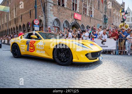 Brugge, Belgique. 12th juin 2023. Une voiture de course Ferrari photographiée lors du rallye automobile annuel de la célébrité internationale Gumball 3000 qui passe par Bruges, le lundi 12 juin 2023. Le rallye Gumball a lieu sur la voie publique. Le nom vient du film de 1976 The Gumball Rally. Il a été créé en 1999 par Maximillion Cooper, avec sa vision de combiner voitures, musique, mode et divertissement. BELGA PHOTO KURT DESPLENTER crédit: Belga News Agency/Alay Live News Banque D'Images