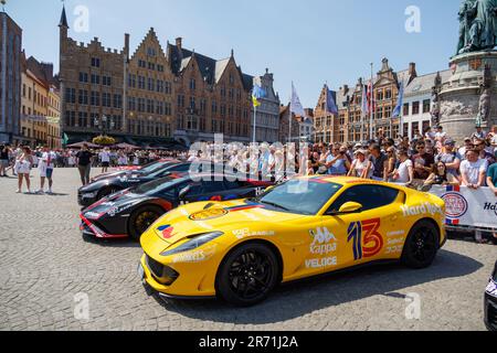 Brugge, Belgique. 12th juin 2023. Voitures de course photographiées lors du rallye automobile annuel de la célébrité internationale Gumball 3000 qui passe par Bruges, le lundi 12 juin 2023. Le rallye Gumball a lieu sur la voie publique. Le nom vient du film de 1976 The Gumball Rally. Il a été créé en 1999 par Maximillion Cooper, avec sa vision de combiner voitures, musique, mode et divertissement. BELGA PHOTO KURT DESPLENTER crédit: Belga News Agency/Alay Live News Banque D'Images