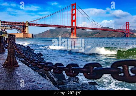 Golden Gate Bridge de San Francisco dans l'état de Californie, États-Unis. Vu de la chaîne et des maillons du point de vue de la ville californienne Banque D'Images