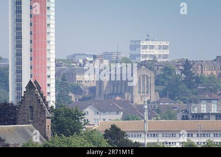 Vue aérienne anniesland cross avec St. John's Renfield Church au service de Kelvindale à l'extrémité ouest de Glasgow, en Écosse, au Royaume-Uni Banque D'Images