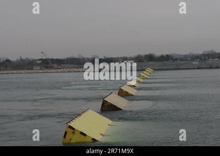 Barrières du système Mose pour protéger Venise des hauts niveaux d'eau Banque D'Images