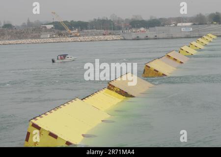 Barrières du système Mose pour protéger Venise des hauts niveaux d'eau Banque D'Images