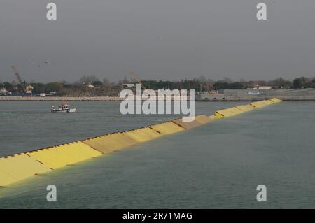 Barrières du système Mose pour protéger Venise des hauts niveaux d'eau Banque D'Images