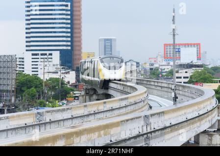 Bangkok,Thaïlande - 6June, 2023: Ligne jaune de train de monorail électrique thaïlandais à Bangkok Banque D'Images