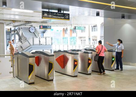 Bangkok,Thaïlande - 6June, 2023: Les gens entrent dans la porte d'entrée pour le passager Thai électrique monorail train ligne jaune Banque D'Images