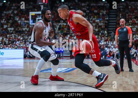 Milan, Italie. 11th juin 2023. Devon Hall #22 de EA7 Emporio Armani Milan (R) et semi Ojeleye #37 de Virtus Segafredo Bologna (L) en action pendant LBA Lega basket série A finales 2023 jeu 2 entre EA7 Emporio Armani Milan et Virtus Segafredo Bologna au Forum de Mediolanum. Score final; EA7 Milan 79:76 Virtus Bologna. (Photo de Fabrizio Carabelli/SOPA Images/Sipa USA) crédit: SIPA USA/Alay Live News Banque D'Images