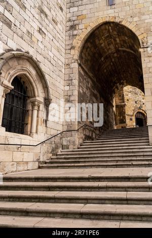 Belle cathédrale de Santander située dans le centre historique de la ville. Vue sur la Plaza Asunción et le monument Nuestra Señora de la Asunción. Banque D'Images