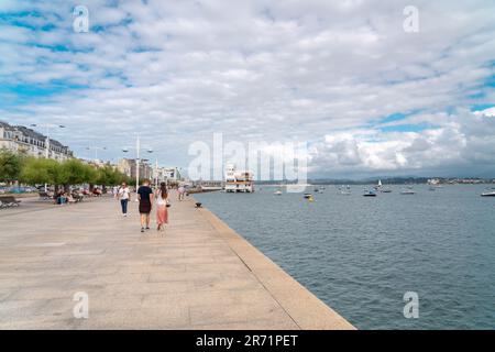 Belle zone de promenade de Santander. Paseo Maritimo de Santander. Les gens marchent. Jour nuageux. Destination de voyage dans le nord de l'Espagne. Banque D'Images