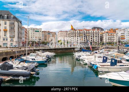 Belle marina de Santander. Bateaux, yachts amarrés dans le port. Destination de voyage dans le nord de l'Espagne. Vue panoramique sur la marina et une partie de la ville Banque D'Images