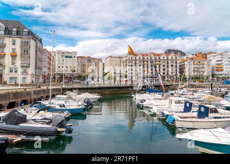 Belle marina de Santander. Bateaux, yachts amarrés dans le port. Destination de voyage dans le nord de l'Espagne. Vue panoramique sur la marina et une partie de la ville Banque D'Images