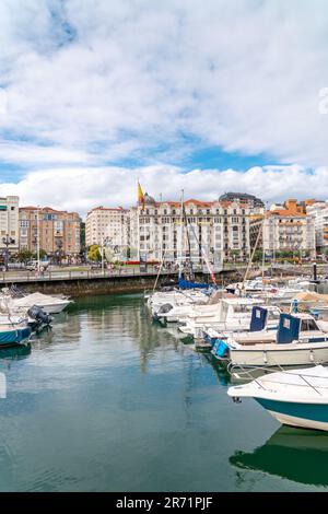 Belle marina de Santander. Bateaux, yachts amarrés dans le port. Destination de voyage dans le nord de l'Espagne. Vue panoramique sur la marina et une partie de la ville Banque D'Images