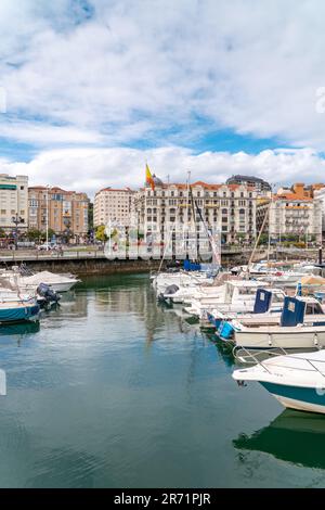 Belle marina de Santander. Bateaux, yachts amarrés dans le port. Destination de voyage dans le nord de l'Espagne. Vue panoramique sur la marina et une partie de la ville Banque D'Images