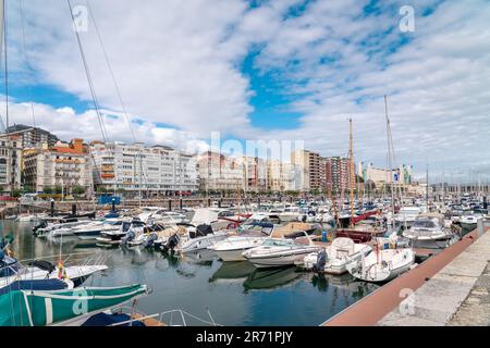 Belle marina de Santander. Bateaux, yachts amarrés dans le port. Destination de voyage dans le nord de l'Espagne. Vue panoramique sur la marina et une partie de la ville Banque D'Images