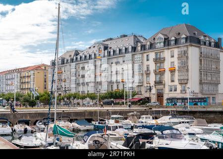 Belle marina de Santander. Bateaux, yachts amarrés dans le port. Destination de voyage dans le nord de l'Espagne. Vue panoramique sur la marina et une partie de la ville Banque D'Images