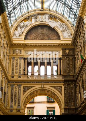 Galerie marchande Galleria Umberto I construite entre 1887 et 1890 et nommée d'après Umberto I, roi d'Italie au moment de la construction - Naples, Italie Banque D'Images