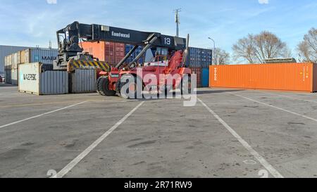 Dobanovci, Serbie - 3 mars 2017: Véhicule de gerbeur REACH au terminal de logistique de Yard de conteneurs d'expédition. Banque D'Images