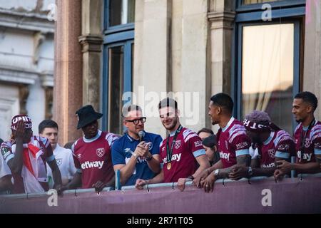 Londres, Royaume-Uni. 8th juin 2023. Le capitaine de West Ham United Declan Rice est interviewé sur le balcon de l'hôtel de ville de Stratford aux côtés des membres de l'équipe à la suite d'un défilé de la victoire aux trophées de l'UEFA Europa Conference League depuis le site de l'ancien stade Boleyn Ground du club à Upton Park. West Ham a battu l'ACF Fiorentina lors de la finale de la Ligue de la Conférence Europa de l'UEFA le 7 juin, remportant leur premier trophée majeur depuis 1980. Crédit : Mark Kerrison/Alamy Live News Banque D'Images