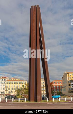 Nice, France - 31 janvier 2018: Neuf Lignes obliques Monument de l'acier sur la Promenade des Anglais par l'artiste français Bernar Venet. Banque D'Images