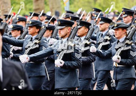 Angleterre, Londres, le centre commercial, l'armée de l'air marchent pendant le couronnement du roi Charles III sur un 6 mai 2023 pluvieux. Banque D'Images