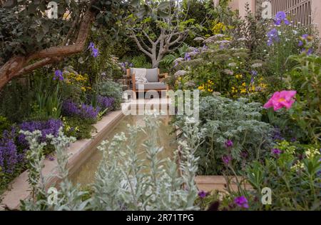 Le jardin méditerranéen des Hamptons conçu par Filippo Tester au Chelsea Flower Show 2023 à Londres, Royaume-Uni. Banque D'Images