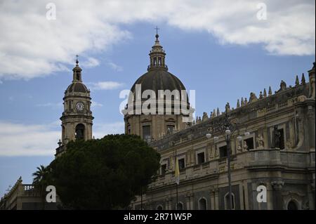 Paysage urbain avec vue panoramique sur la basilique de style baroque Cattedrale di Sant'Agata à Catane Sicile, Italie. Banque D'Images