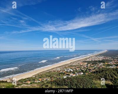 Vue depuis le sommet de la montagne sur Murtinheira, la plage de Quiaios et le quartier résidentiel. Vue sur le vaste océan Atlantique bleu, le ciel bleu et le quartier Banque D'Images