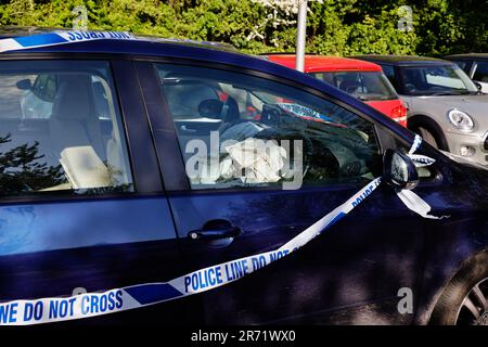 Transport, route, voiture avec bande de police après avoir été impliqué dans un accident, Cranbrook, Kent, Angleterre. Banque D'Images