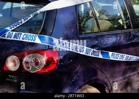 Transport, route, voiture avec bande de police après avoir été impliqué dans un accident, Cranbrook, Kent, Angleterre. Banque D'Images