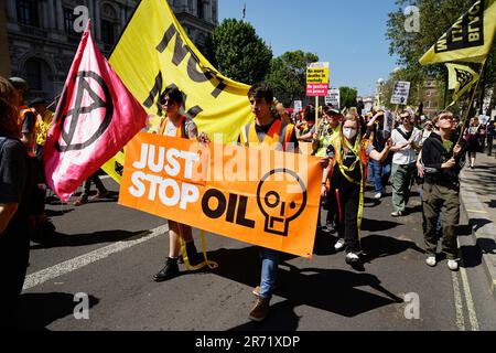 Angleterre, Londres, Westminster, arrêtez les manifestants du pétrole qui défilent devant Downing Street. Banque D'Images