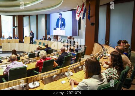 ASSEN - le Roi Willem-Alexander et Jetta Klijnsma, commissaire du Roi à Drenthe, écoutent le discours de Gert-Jan Schuinder (BBB) lors d'une visite au Conseil provincial de Drenthe. Entre autres choses, le roi est informé du processus de formation et de la culture politique dans la province. ANP VINCENT JANNINK pays-bas sortie - belgique sortie Banque D'Images