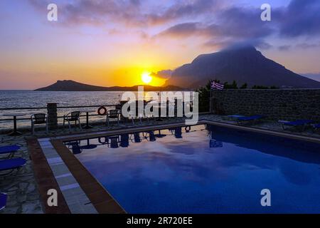 Coucher de soleil sur Telendos depuis l'île grecque de Kalymnos, dans le Dodécanèse, mer Égée, Grèce Banque D'Images