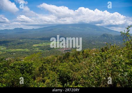 La vue du temple 'Pura Penataran Agung Lempuyang' au volcan Gunung Agung Banque D'Images