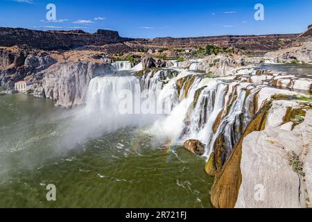 Shoshone Falls Reservoir à Twin Falls, Idaho. Vue panoramique sur l'eau qui coule sur les falaises de pierre avec vue sur le barrage. Idaho, États-Unis Banque D'Images