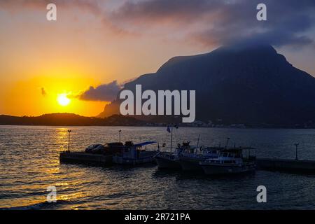 Coucher de soleil sur Telendos depuis l'île grecque de Kalymnos, dans le Dodécanèse, mer Égée, Grèce Banque D'Images