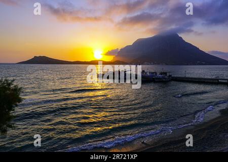 Coucher de soleil sur Telendos depuis l'île grecque de Kalymnos, dans le Dodécanèse, mer Égée, Grèce Banque D'Images