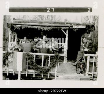 Le photographe SS Brantsen a documenté les activités de la Nederland Legion, une unité bénévole néerlandaise au sein du Waffen-SS pendant la Seconde Guerre mondiale Ses photographies ont probablement capturé des formations unitaires, des cérémonies, des cérémonies de remise des prix, des cérémonies d'enterrement, des bivouacs, Positions de combat, soldats recevant du courrier et soldats russes capturés. Banque D'Images