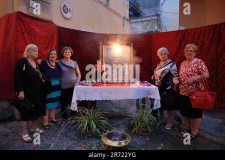 Pagani, Salerno, Italie. 11th juin 2023. Procession dans les rues du Centre historique des prêtres, religieuses, confréries religieuses et religieuses sur la solennité de Corpus Domini. La solennité du corps Saint et du sang du Christ ou, avant la réforme liturgique de 1969, Festum SS.mi Corporis Christi, communément connu sous l'expression latine Corpus Christi, est l'une des solennités principales de l'année liturgique de l'Église catholique. (Credit image: © Pasquale Senatore/Pacific Press via ZUMA Press Wire) USAGE ÉDITORIAL SEULEMENT! Non destiné À un usage commercial ! Banque D'Images