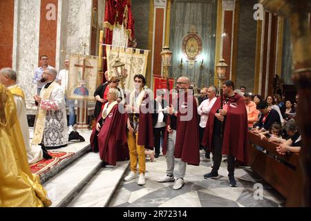 Pagani, Salerno, Italie. 11th juin 2023. Procession dans les rues du Centre historique des prêtres, religieuses, confréries religieuses et religieuses sur la solennité de Corpus Domini. La solennité du corps Saint et du sang du Christ ou, avant la réforme liturgique de 1969, Festum SS.mi Corporis Christi, communément connu sous l'expression latine Corpus Christi, est l'une des solennités principales de l'année liturgique de l'Église catholique. (Credit image: © Pasquale Senatore/Pacific Press via ZUMA Press Wire) USAGE ÉDITORIAL SEULEMENT! Non destiné À un usage commercial ! Banque D'Images