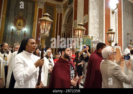 Pagani, Salerno, Italie. 11th juin 2023. Procession dans les rues du Centre historique des prêtres, religieuses, confréries religieuses et religieuses sur la solennité de Corpus Domini. La solennité du corps Saint et du sang du Christ ou, avant la réforme liturgique de 1969, Festum SS.mi Corporis Christi, communément connu sous l'expression latine Corpus Christi, est l'une des solennités principales de l'année liturgique de l'Église catholique. (Credit image: © Pasquale Senatore/Pacific Press via ZUMA Press Wire) USAGE ÉDITORIAL SEULEMENT! Non destiné À un usage commercial ! Banque D'Images