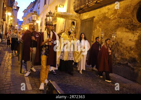 Pagani, Salerno, Italie. 11th juin 2023. Procession dans les rues du Centre historique des prêtres, religieuses, confréries religieuses et religieuses sur la solennité de Corpus Domini. La solennité du corps Saint et du sang du Christ ou, avant la réforme liturgique de 1969, Festum SS.mi Corporis Christi, communément connu sous l'expression latine Corpus Christi, est l'une des solennités principales de l'année liturgique de l'Église catholique. (Credit image: © Pasquale Senatore/Pacific Press via ZUMA Press Wire) USAGE ÉDITORIAL SEULEMENT! Non destiné À un usage commercial ! Banque D'Images