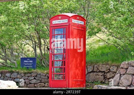 Aviemore Scotland début d'été la station de base de Cairngorm Mountain et la plus haute boîte téléphonique rouge du Royaume-Uni Banque D'Images