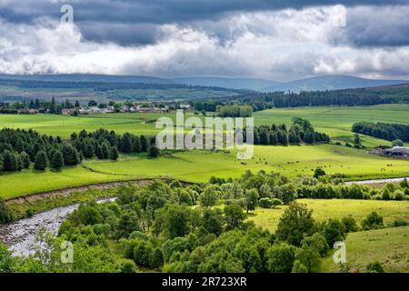 Tomintoul Moray Écosse début de l'été la rivière Avon et les maisons du village au loin Banque D'Images