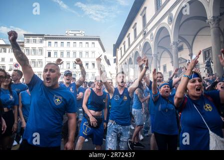 FLORENCE, ITALIE, JUIN 10th - les habitants du quartier de Santa Croce, l'Azzurri, a reçu avec des gestes offensifs et de huppeurs à ses rivaux dans le demi-siècle, le Bianchi de Santo Spirito.le jeu de Calcio Storico Fiorentino est un défi entre les quatre quartiers de la ville. Les matches se jouent en costumes du 16th siècle et chaque année, un tournoi est organisé avec les quatre quartiers historiques de la ville: Les 'blancs' de Santo Spirito, les 'Blues' de Santa Croce, les 'Reds' de Santa Maria Novella et les 'Greens' de San Giovanni. Calcio Storico Fiorentino est un dur, violent Banque D'Images