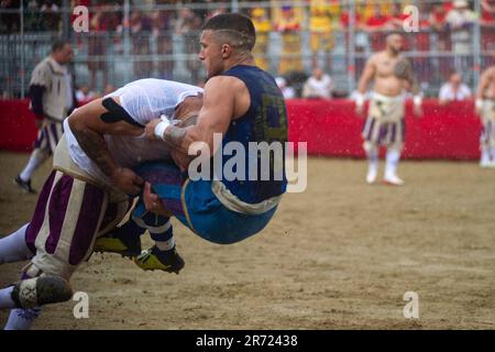 FLORENCE, ITALIE, JUIN 10th - jeu d'action dans le match semi-fin entre le Bianchi et Azzurri.le jeu de Calcio Storico Fiorentino est un défi entre les quatre quartiers de la ville. Les matches se jouent en costumes du 16th siècle et chaque année, un tournoi est organisé avec les quatre quartiers historiques de la ville: Les 'blancs' de Santo Spirito, les 'Blues' de Santa Croce, les 'Reds' de Santa Maria Novella et les 'Greens' de San Giovanni. Calcio Storico Fiorentino est un jeu dur et violent qui combine trois sports différents : le rugby, la boxe et la lutte gréco-romaine. Le tapis Banque D'Images