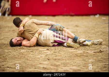 FLORENCE, ITALIE, JUIN 10th - jeu d'action dans le match semi-fin entre le Bianchi et Azzurri.le jeu de Calcio Storico Fiorentino est un défi entre les quatre quartiers de la ville. Les matches se jouent en costumes du 16th siècle et chaque année, un tournoi est organisé avec les quatre quartiers historiques de la ville: Les 'blancs' de Santo Spirito, les 'Blues' de Santa Croce, les 'Reds' de Santa Maria Novella et les 'Greens' de San Giovanni. Calcio Storico Fiorentino est un jeu dur et violent qui combine trois sports différents : le rugby, la boxe et la lutte gréco-romaine. Le tapis Banque D'Images