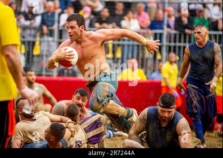 FLORENCE, ITALIE, JUIN 10th - jeu d'action dans le match semi-fin entre le Bianchi et Azzurri.le jeu de Calcio Storico Fiorentino est un défi entre les quatre quartiers de la ville. Les matches se jouent en costumes du 16th siècle et chaque année, un tournoi est organisé avec les quatre quartiers historiques de la ville: Les 'blancs' de Santo Spirito, les 'Blues' de Santa Croce, les 'Reds' de Santa Maria Novella et les 'Greens' de San Giovanni. Calcio Storico Fiorentino est un jeu dur et violent qui combine trois sports différents : le rugby, la boxe et la lutte gréco-romaine. Le tapis Banque D'Images