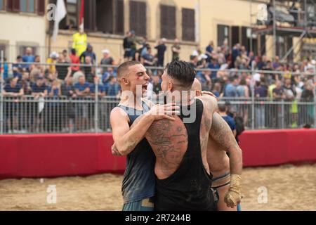 FLORENCE, ITALIE, JUIN 10th - l'Azzurri remporte le demi-final contre le Bianchi. Ils assisteront à la finale du tournoi sur 24 juin.le jeu de Calcio Storico Fiorentino est un défi entre les quatre quartiers de la ville. Les matches se jouent en costumes du 16th siècle et chaque année, un tournoi est organisé avec les quatre quartiers historiques de la ville: Les 'blancs' de Santo Spirito, les 'Blues' de Santa Croce, les 'Reds' de Santa Maria Novella et les 'Greens' de San Giovanni. Calcio Storico Fiorentino est un jeu dur et violent qui fusionne trois sports différents: rugby, b Banque D'Images