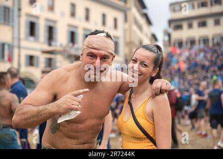 FLORENCE, ITALIE, JUIN 10th - un des joueurs d'Azzurri, une fois le jeu gagné, pose avec sa petite amie.le jeu de Calcio Storico Fiorentino est un défi entre les quatre quartiers de la ville. Les matches se jouent en costumes du 16th siècle et chaque année, un tournoi est organisé avec les quatre quartiers historiques de la ville: Les 'blancs' de Santo Spirito, les 'Blues' de Santa Croce, les 'Reds' de Santa Maria Novella et les 'Greens' de San Giovanni. Calcio Storico Fiorentino est un jeu dur et violent qui combine trois sports différents : le rugby, la boxe et la lutte gréco-romaine Banque D'Images