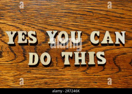 Oui, vous pouvez le faire, des mots en lettres de l'alphabet en bois isolés sur un arrière-plan en chêne antique Banque D'Images